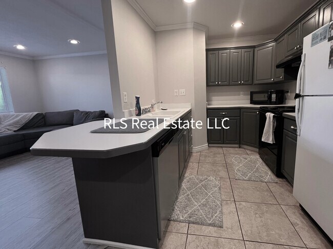 Building Photo - 1541 N Riverside Ave