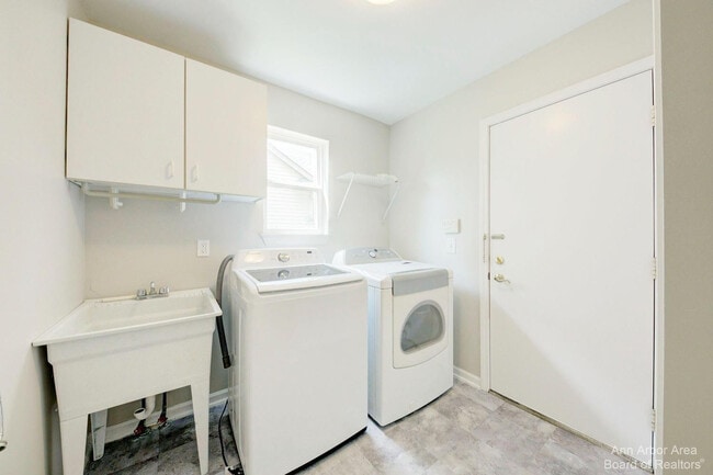 Building Photo - 3127 Dunwoodie Rd