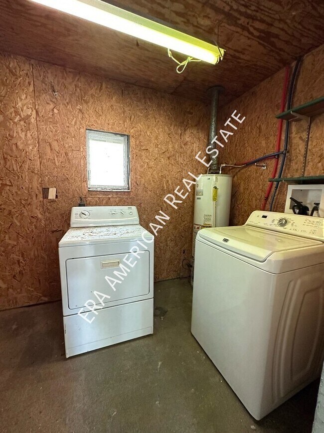 Building Photo - 209 Loizos Dr NW