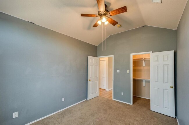 Building Photo - 706 Lakeview Dr