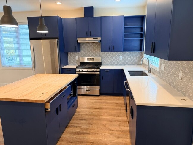 Building Photo - 4 bed/3.5 Bath Townhouse in Richmond Neigh...