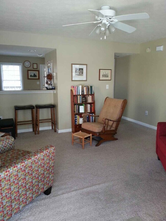 Building Photo - 3 BEDROOM TOWNHOUSE Available July 2026!  ...