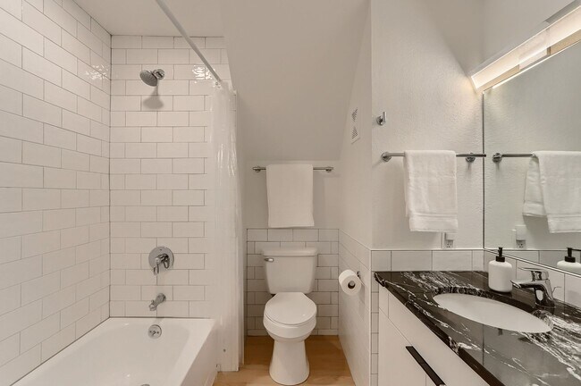 Building Photo - Pearl Street 1BR | Walkable, Remodeled, Covered Parking