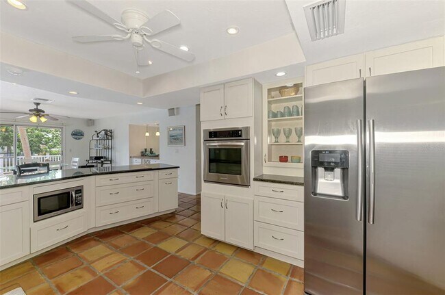 Building Photo - 4946 Commonwealth Dr