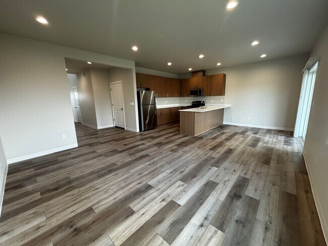 Building Photo - Newer Townhome in Quiet Neighborhood!