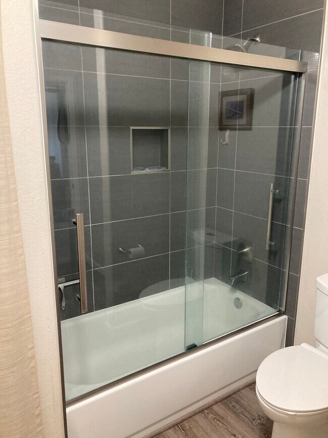 Building Photo - Bright and updated 3 bedroom with loft, In Unit Washer & Dryer, Large windows