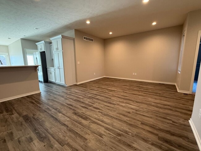 Building Photo - Walkout ranch townhome with 2 stall garage. Spacious 2 bedrooms with walk in closets, 2.5 bathroo...
