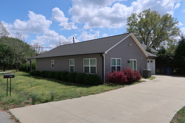 Primary Photo - 210 Orch Pk Ln