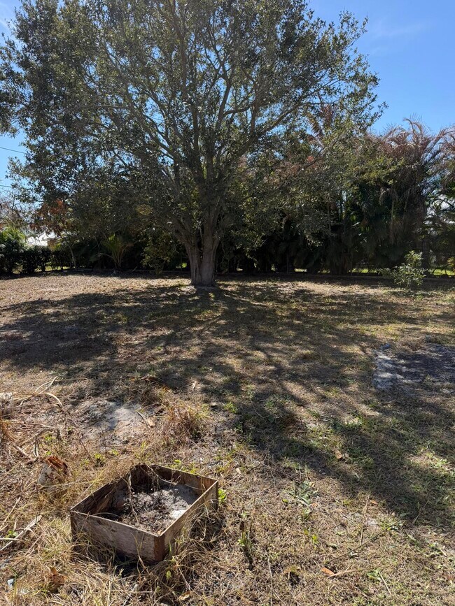 Building Photo - 137 SW Meade Cir