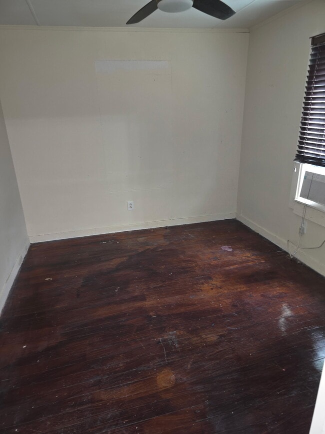 Building Photo - 140 Ambroise St