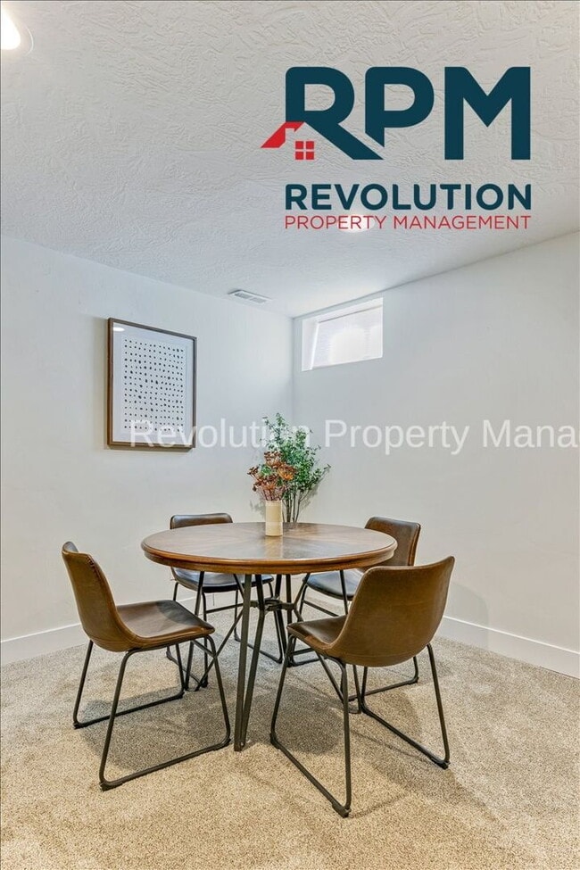 Building Photo - Two bedroom Duplex in Layton!