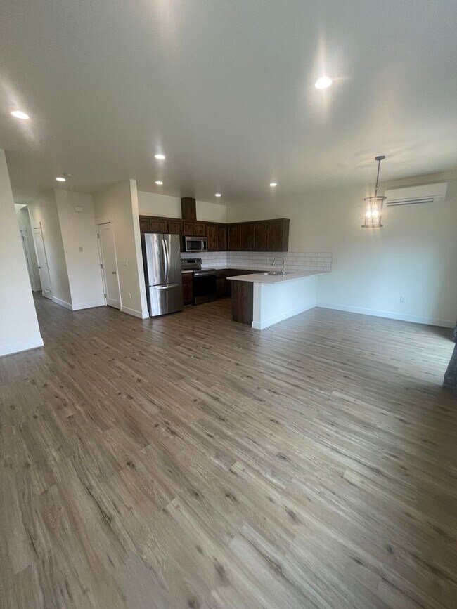 Building Photo - Modern Three Bedroom Duplex in Lebanon!
