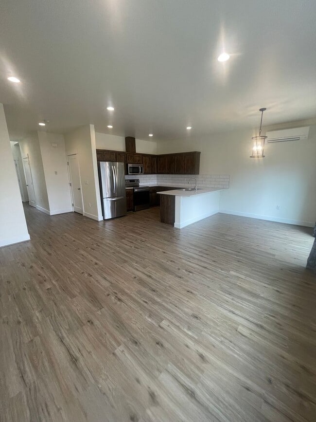 Building Photo - Stunning Modern Three Bedroom Duplex in Le...