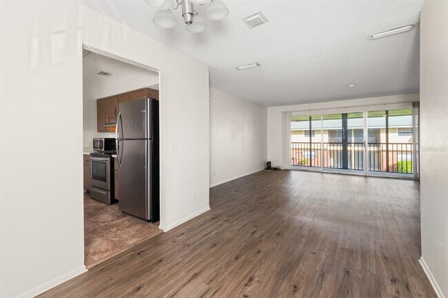 Building Photo - 200 Country Club Dr