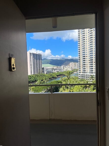 903 Door - 1676 Ala Moana Blvd