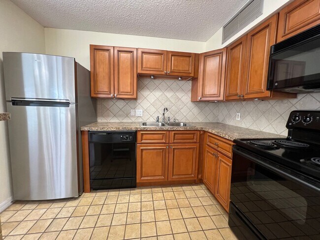 Building Photo - 1/1 Corner Unit in GATED ~ LAKEFRONT community in Altamonte Springs!