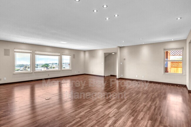 Building Photo - 1446 Skyview Dr