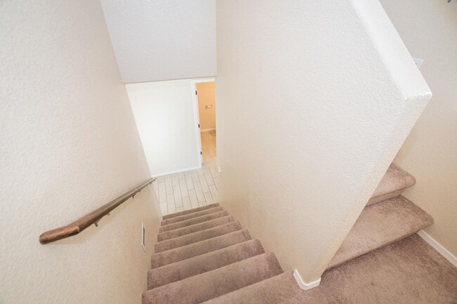 Building Photo - Stunning 2-Story Home in the Holiday Community!