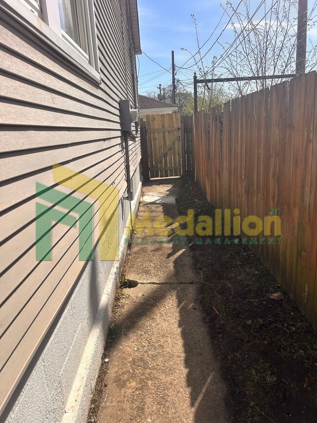 Building Photo - Spacious 1-Bedroom Single-Family Home with Large Fenced Yard