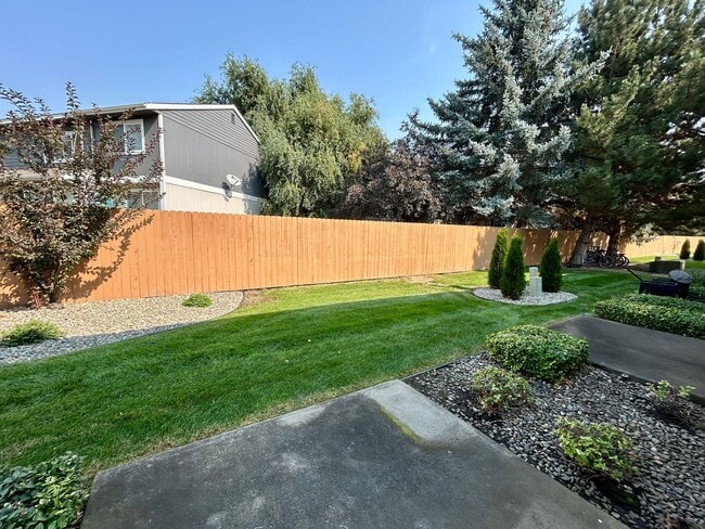 Building Photo - 2 Bedroom Condo with Washer/Dryer in Home