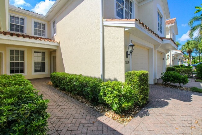 Building Photo - ** SPACIOUS 3 BED/2 BATH COACH HOME WITH T...