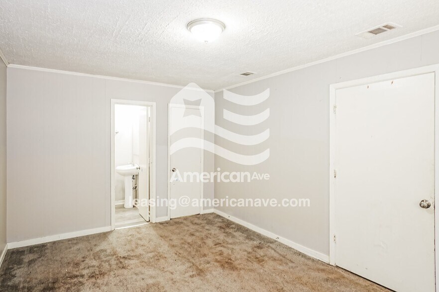 Building Photo - 2952 Woodside Dr