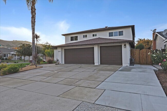 Building Photo - Gorgeous, Spacious and Move In Ready Home!