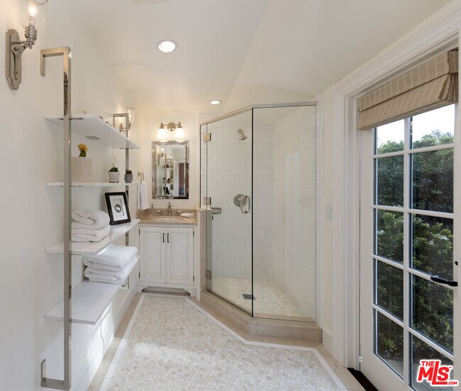 Building Photo - 2760 Sycamore Canyon Rd