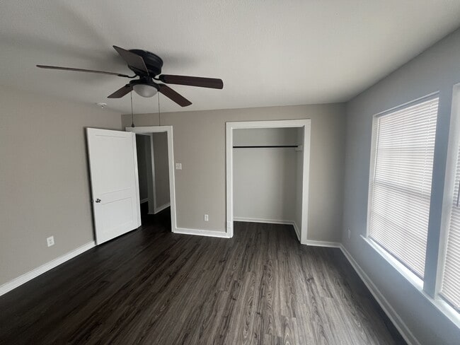 Building Photo - 412 E 5th St