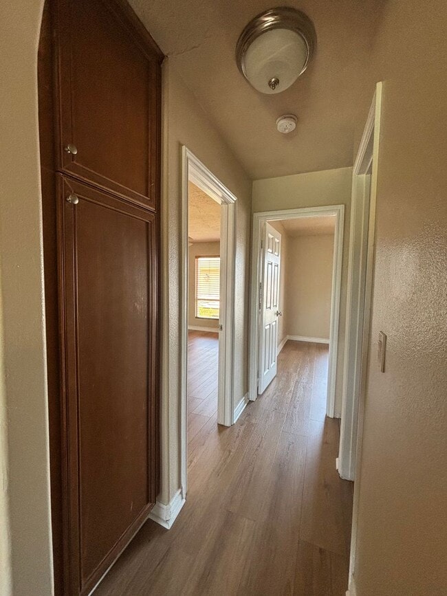 Building Photo - Charming 2 Bedroom, 1 Bathroom Apartment in a Convenient Location