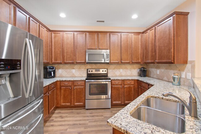 Building Photo - 2537 St James Dr SE