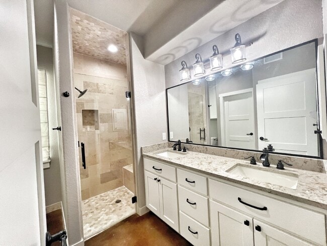 Building Photo - Gorgeous Custom-Built Home in Gated Commun...