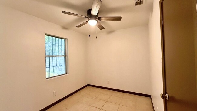 Building Photo - 1419 Reagan Dr