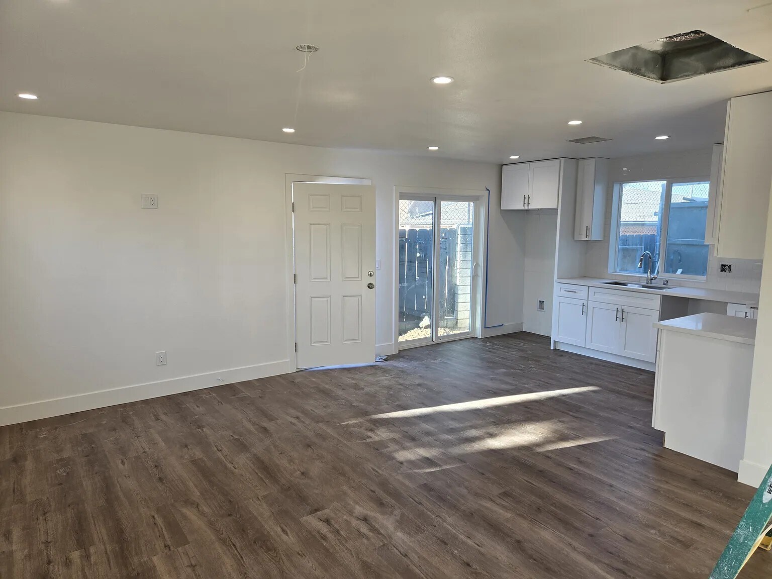 Building Photo - 1762 Los Feliz Dr