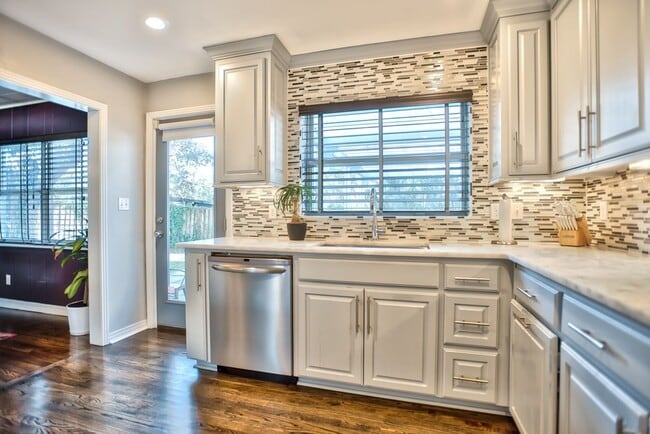 Building Photo - Gorgeous Single Family Home Located In Midtown. Huge Fenced in Backyard!