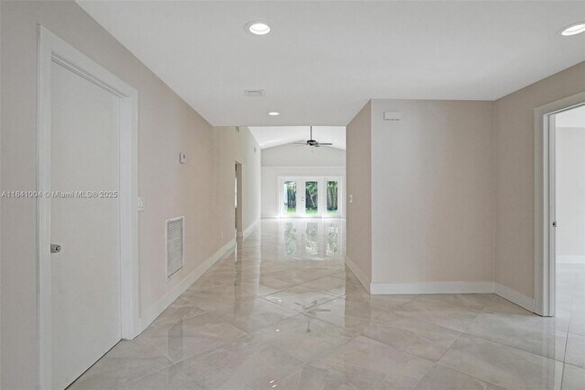 Building Photo - 7425 Silver Woods Ct