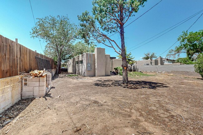 Building Photo - Ridgecrest 4 Bedroom 2 1/2 bath Executive ...