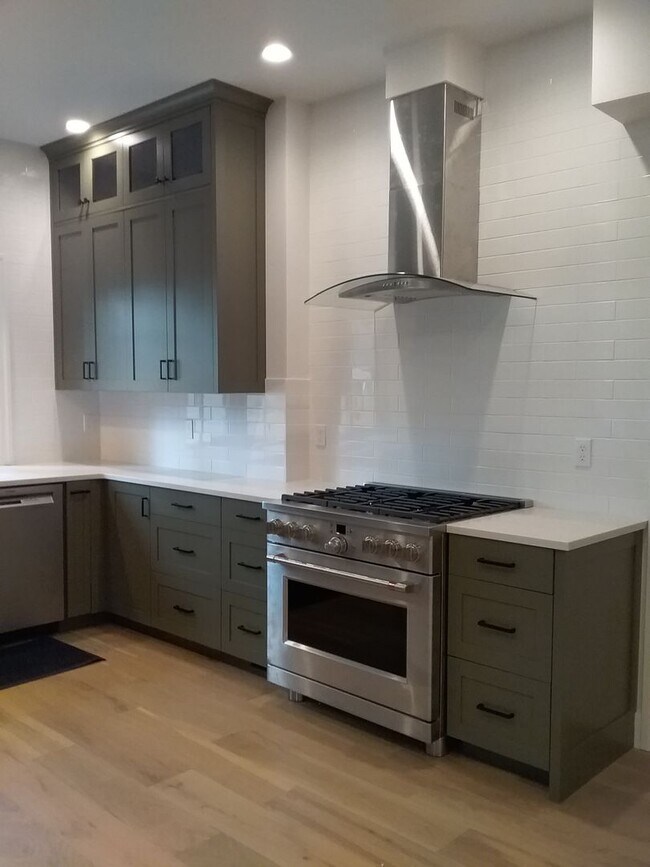 Building Photo - Completely remodeled 3 bed 2.5 bath single...