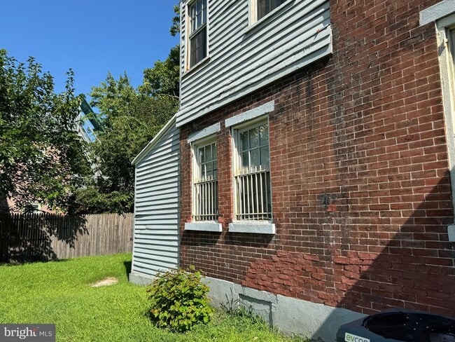 Building Photo - 405 N 2nd St