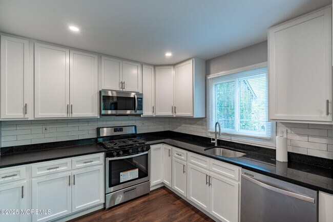 Building Photo - 904 Schooner Dr