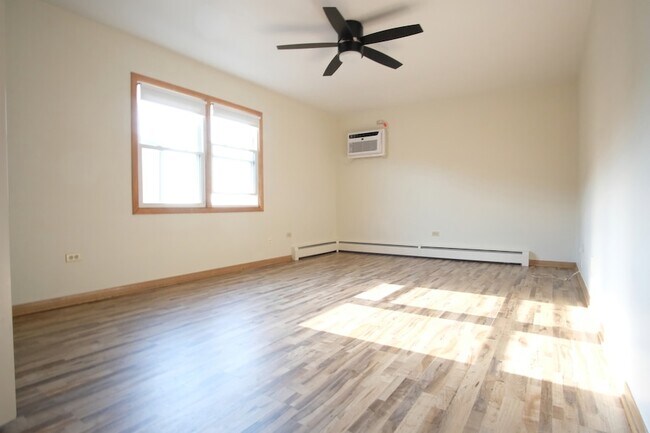 Building Photo - 8418 W Oak Ave