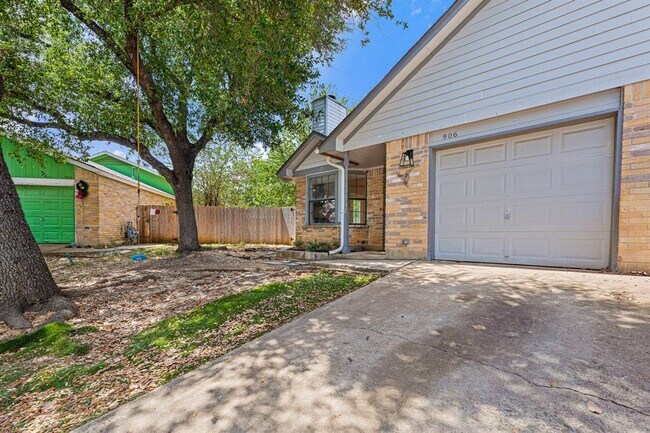 Building Photo - 906 Oleander Ln