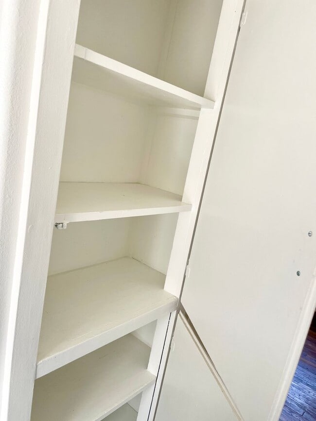 Building Photo - Charming 1 Bedroom