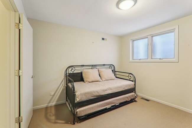 Building Photo - 1027 W Newport Ave