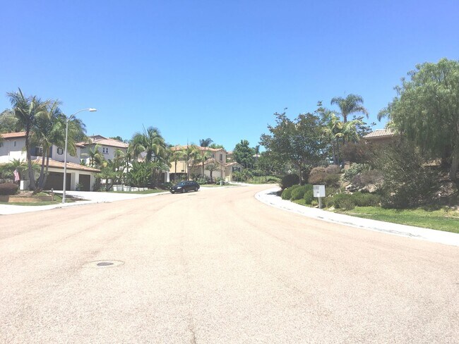Building Photo - ***Beautiful 4 bed / 3 bath / 2,913 sqft H...