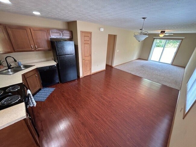 Building Photo - Black Friday Move-in Special! Up to $500 off!