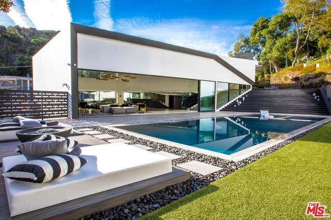 Building Photo - 2210 Bowmont Dr