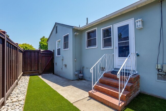 Building Photo - 4 Bed / 3 Bath Burlingame home near excell...