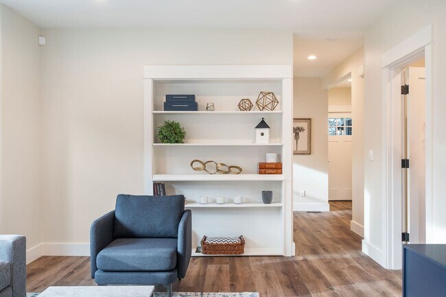 Building Photo - 2bd/1ba Seattle Home