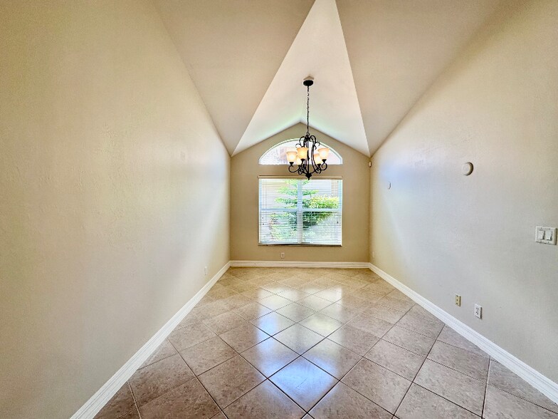 Building Photo - 2048 Painted Palm Dr
